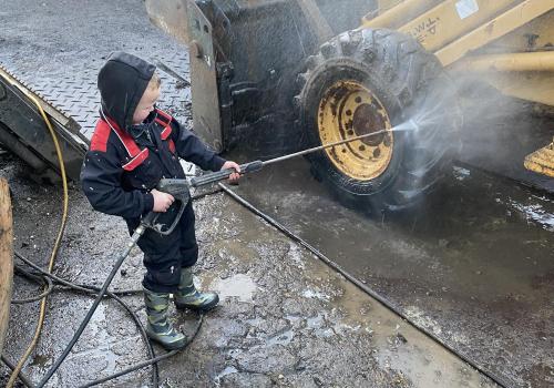 BOSS HARD AT WORK WASHING